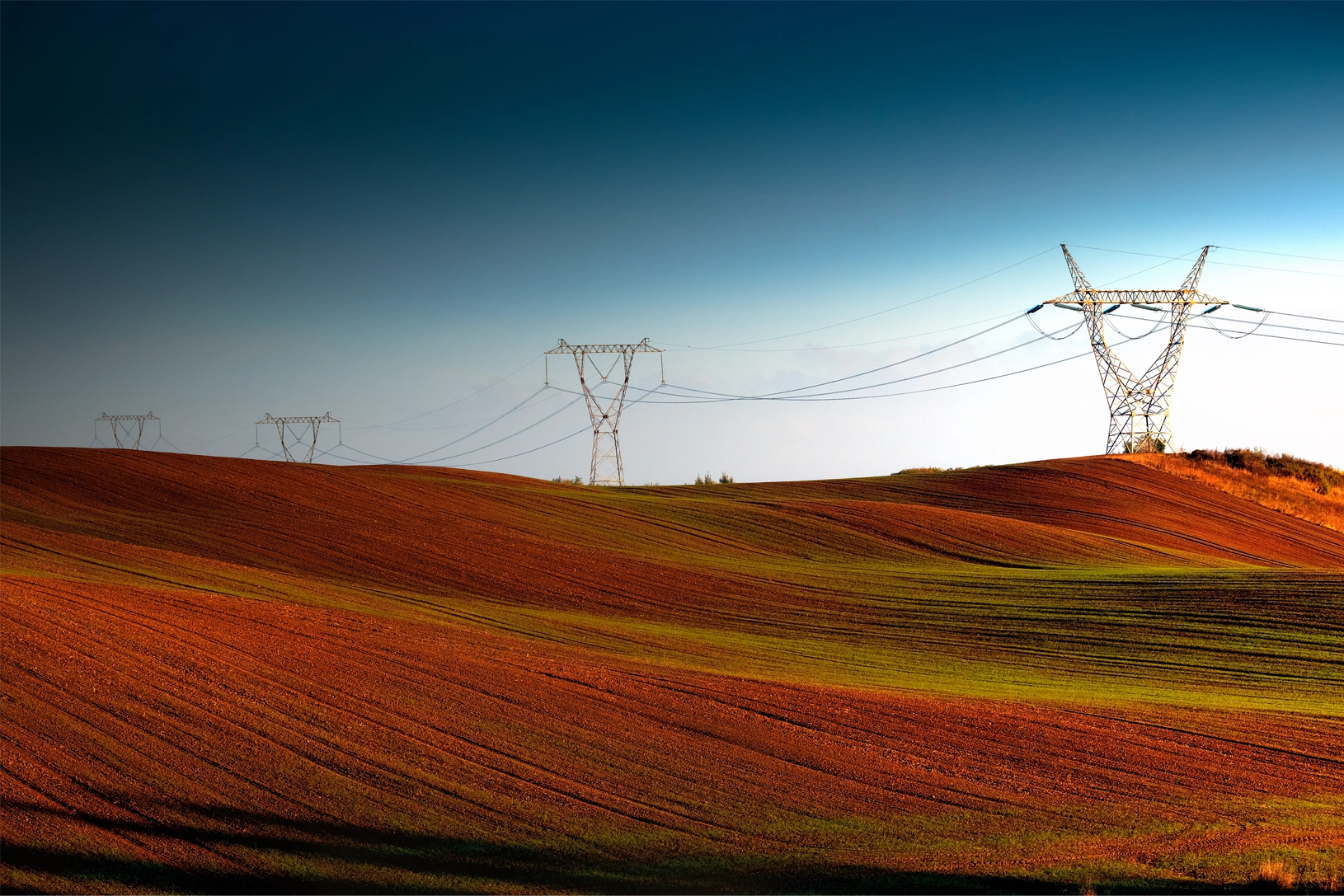 Słupy energetyczne na polu – odszkodowanie