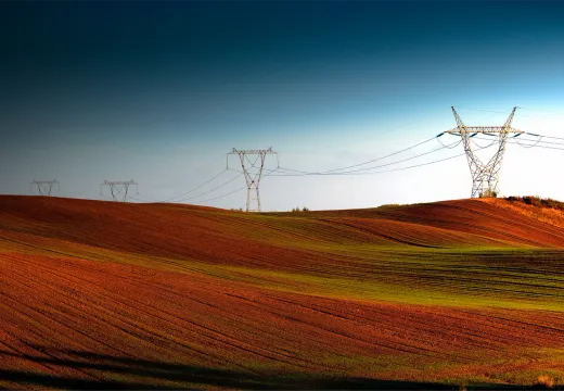 Słupy energetyczne na polu